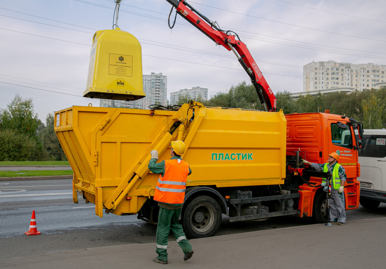 Москвичи сдали 2,8 тысячи тонн пластика и стекла в экоконтейнеры